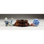 A GOOD 19TH / 20TH CENTURY CHINESE BLUE & WHITE LIDDED INK BOX & COVER, the top decorated with