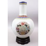 A GOOD CHINESE QIANLONG STYLE FAMILLE ROSE PORCELAIN BOTTLE VASE, the body of the vase decorated