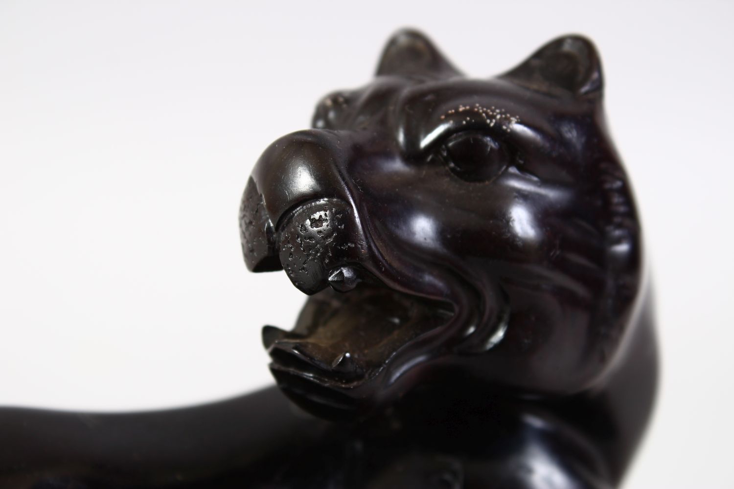 AN UNUSUAL CHINESE CARVED OBSIDIAN STONE FIGURE OF TWO KYLIN. the carved stone figure depicting - Image 4 of 6