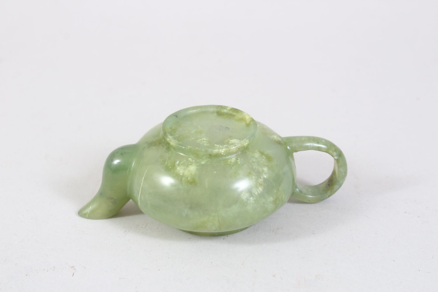 A CHINESE MOTTLED GREEN JADE TEA POT ON PIERCED AND CARVED STAND, 10cm wide. - Image 6 of 6