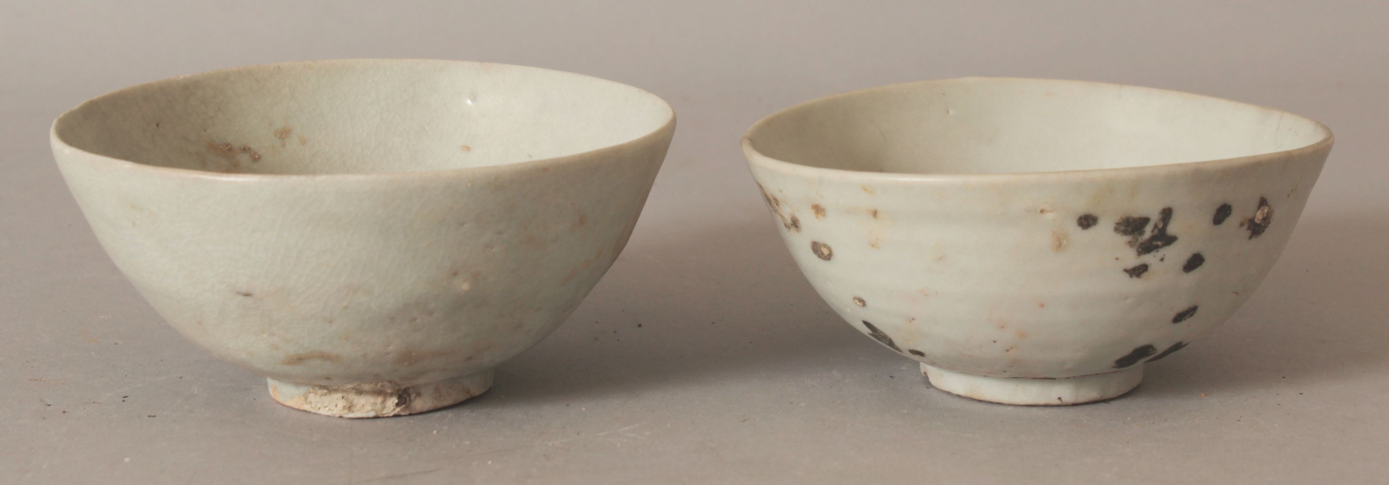 A PAIR OF CHINESE WANLI PERIOD BLUE & WHITE SHIPWRECK PORCELAIN BOWLS, each painted to its centre - Image 2 of 3