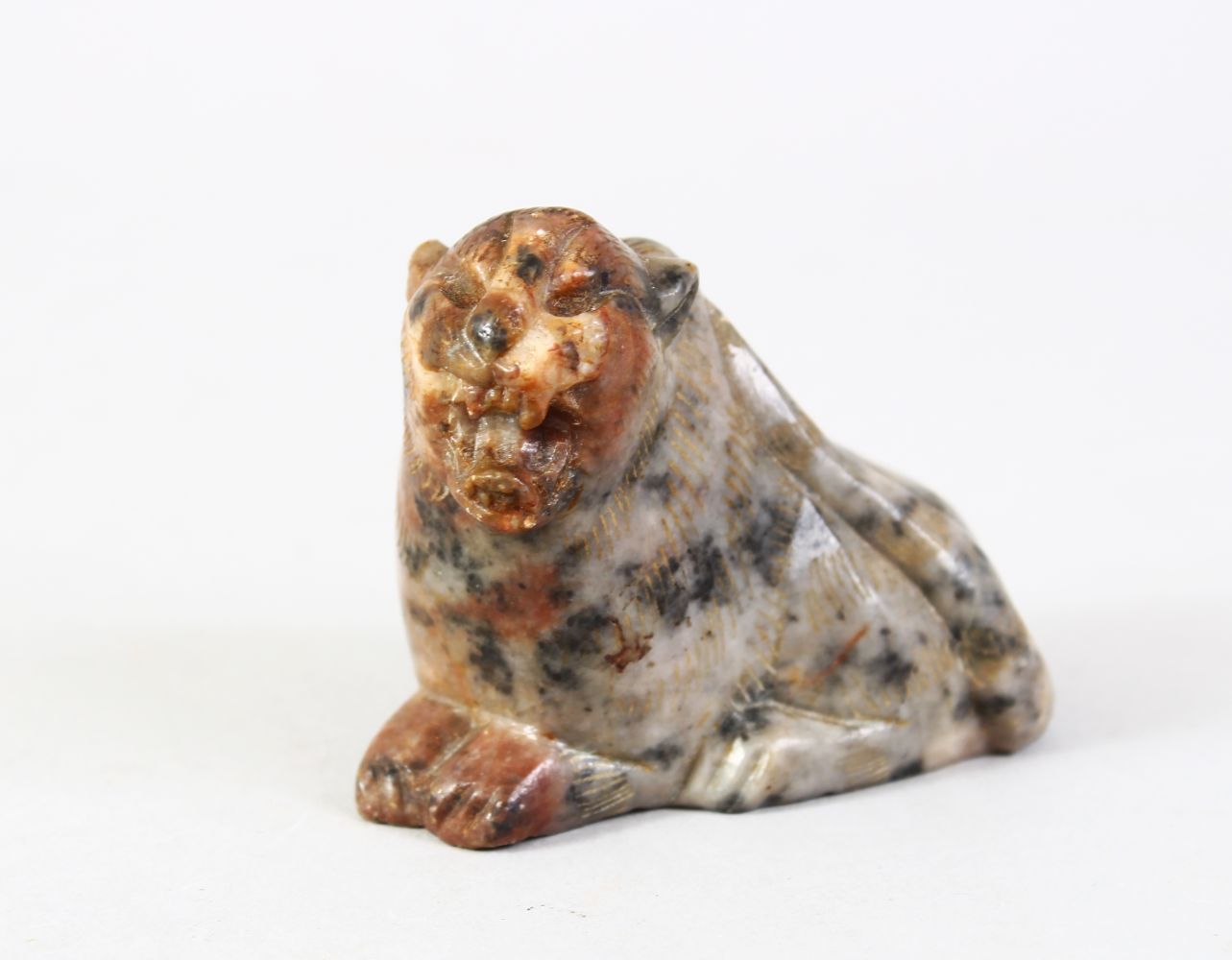 A GOOD 20TH CENTURY CHINESE CARVED HARDSTONE / SOAPSTONE FIGURE OF A TIGER / CAT, the animal in a