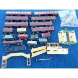 HORNBY DUBLO 3R ROLLING STOCK INC. 7 D1 COACHES, 9 D1 WAGONS, D1 SIGNAL CABIN, LEVEL CROSSING AND