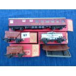 HORNBY DUBLO BOXED RESTAURANT CAR 4071 MAROON LIVERY E1939, AND 3 BOXED HD WAGONS 4679 TRAFFIC
