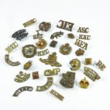 MILITARIA, A LARGE COLLECTION OF BRITISH ARMY BRASS SHOULDER TITLES, APPROX. 100 IN TOTAL