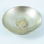 STUART DEVLIN SILVER DISH, APPROX. 13 cm DIA. WITH CENTRAL RELIEF LION MASK PANEL DECORATION