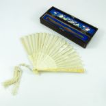 PAPIER MACHE FAN BOX WITH 19TH CENTURY IVORY AND LACE FAN, THE FAN STICKS APPROX 18 cm