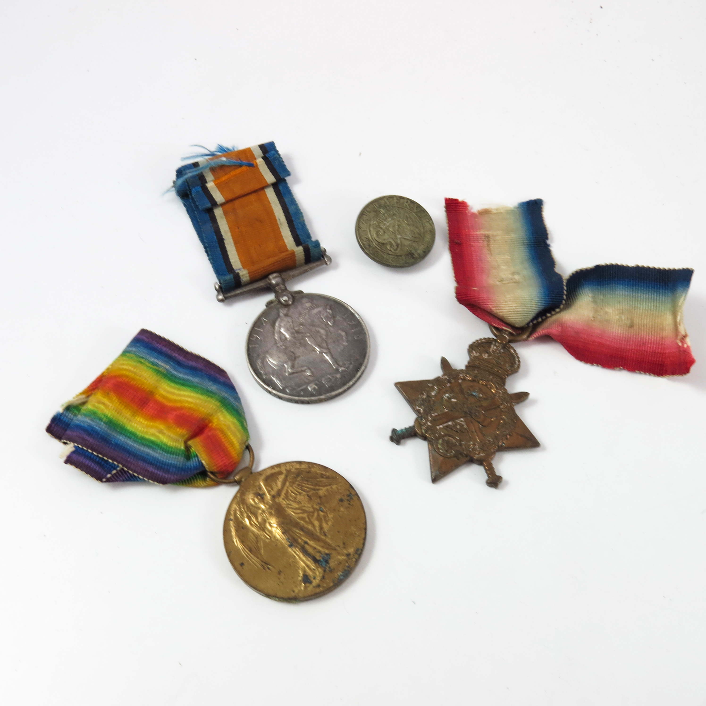 WWI 1914-18 WAR MEDAL AND VICTORY MEDAL, 1914-15 STAR, LOYAL SERVICE BADGE 28251 DRV. W. R.