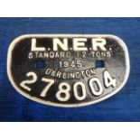 RAILWAY INTEREST CAST IRON LNER STANDARD WAGON PLATE 12T 1945 DARLINGTON 278004