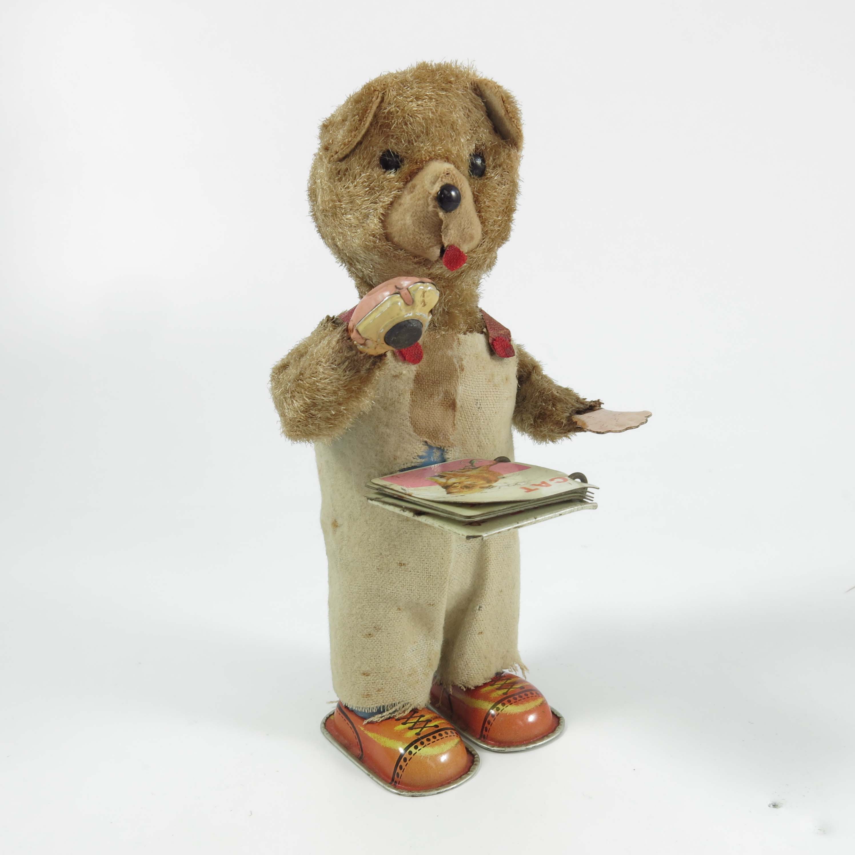 CLOCKWORK, TIN PLATE, AMERICAN FOOTBALL MONKEY, TPS MADE IN JAPAN, AND A CLOCKWORK BEAR WITH A BOOK - Image 6 of 7