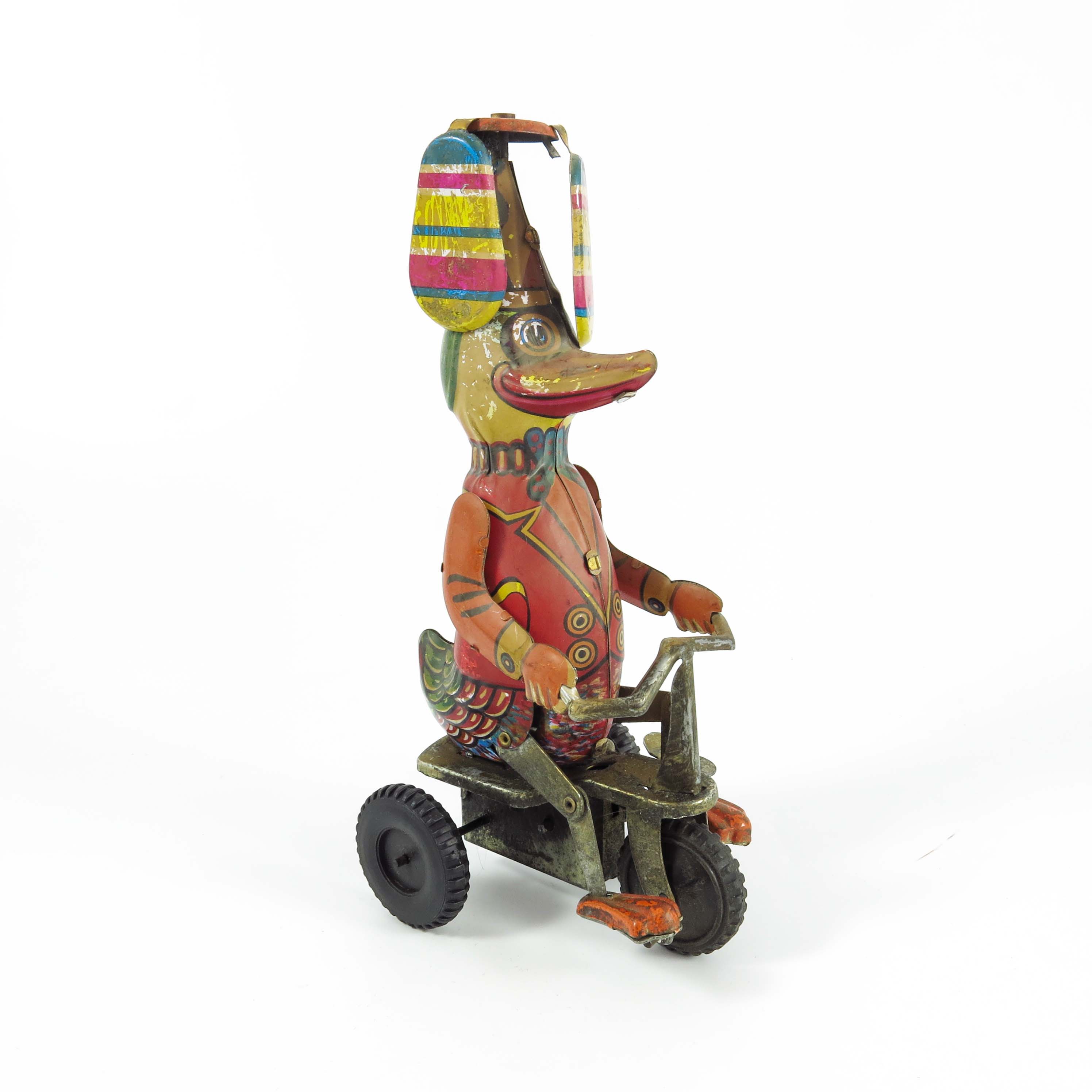 GERMAN CLOCKWORK DUCK ON A TRICYCLE WITH PROPELLER HAT, PROBABLY JW TOYS - Image 2 of 4