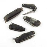 A COLLECTION OF 5 MILITARY JACK KNIVES TO INCLUDE SCARCE E.L.SIMMONS 'KEE KUTTER', RGS INDIAN MADE