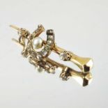 YELLOW GOLD (STAMPED 585, 14ct) STOCK PIN WITH DIAMOND SET HORSESHOE, PEARL AND 2 OTHER DIAMONDS
