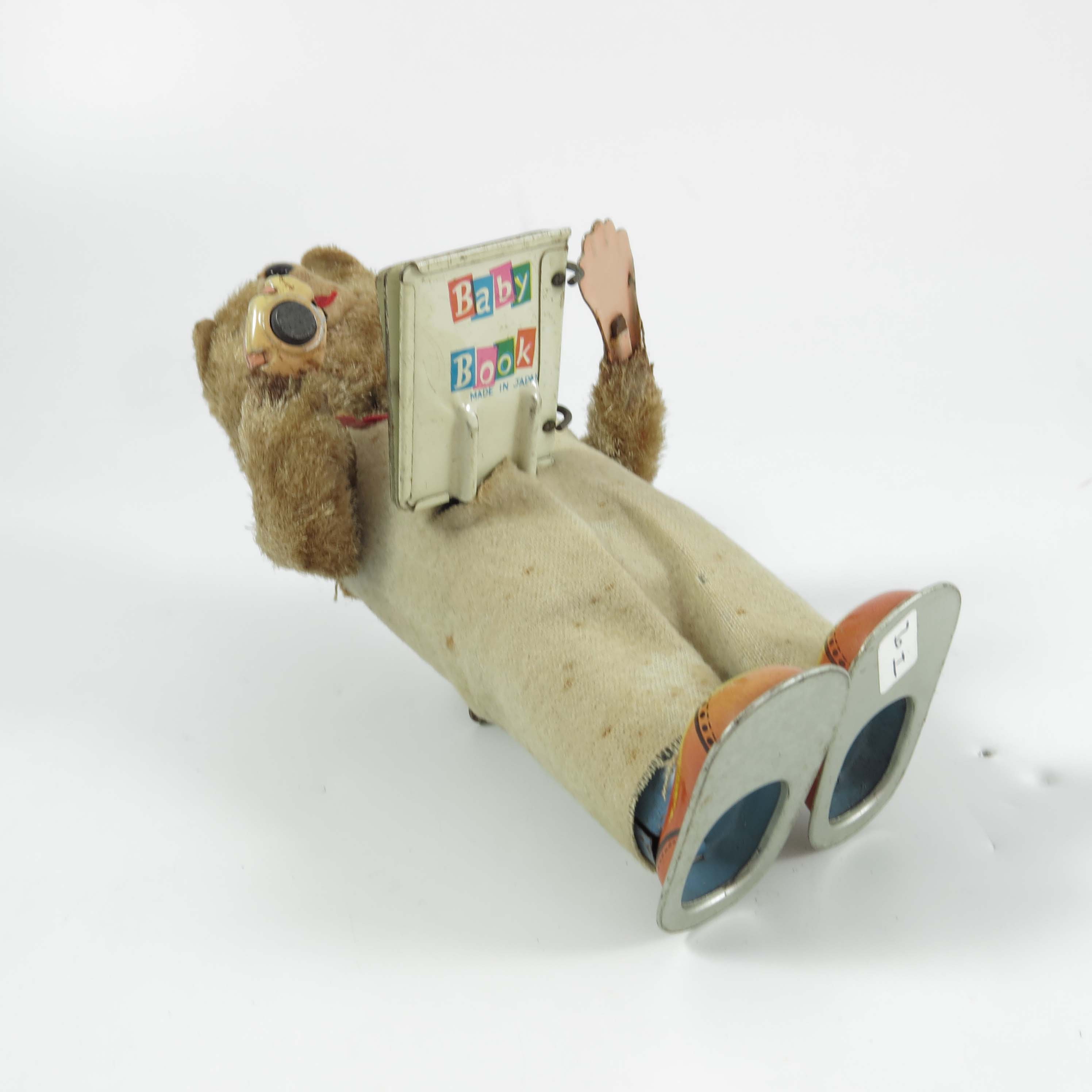 CLOCKWORK, TIN PLATE, AMERICAN FOOTBALL MONKEY, TPS MADE IN JAPAN, AND A CLOCKWORK BEAR WITH A BOOK - Image 7 of 7