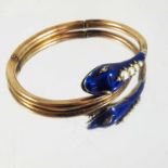 UNUSUAL UNMARKED YELLOW METAL HINGED BANGLE OF SERPENT DESIGN, BLUE ENAMELLED SNAKE HEAD SET WITH