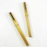 2 DUNHILL 'SQUARE' FOUNTAIN PENS IN GOLD COLOUR, EACH WITH 18K GOLD NIB