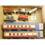 HORNBY DUBLO 2 X D1 BOXED COACHES AND 5 BOXED DUBLO WAGONS