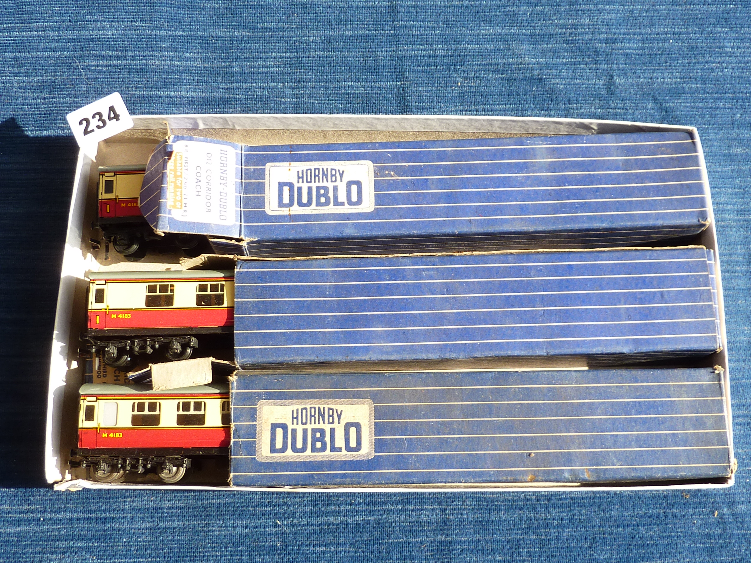 HORNBY DUBLO 3 RAIL COACHES 3 X D12 CORRIDOR COACHES M4183 IN BOXED CONDITION