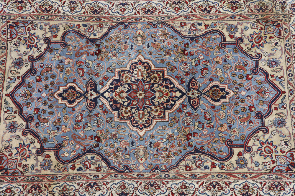 A Persian area rug - Image 2 of 4