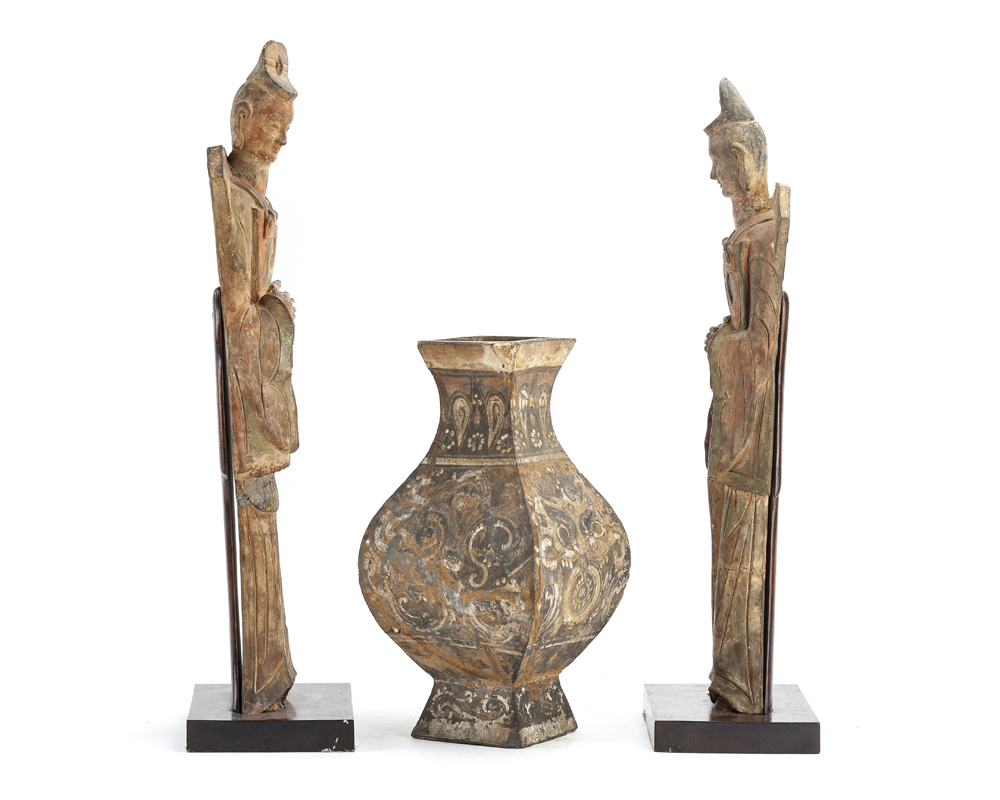 A Chinese vase and two standing court figures - Image 2 of 5