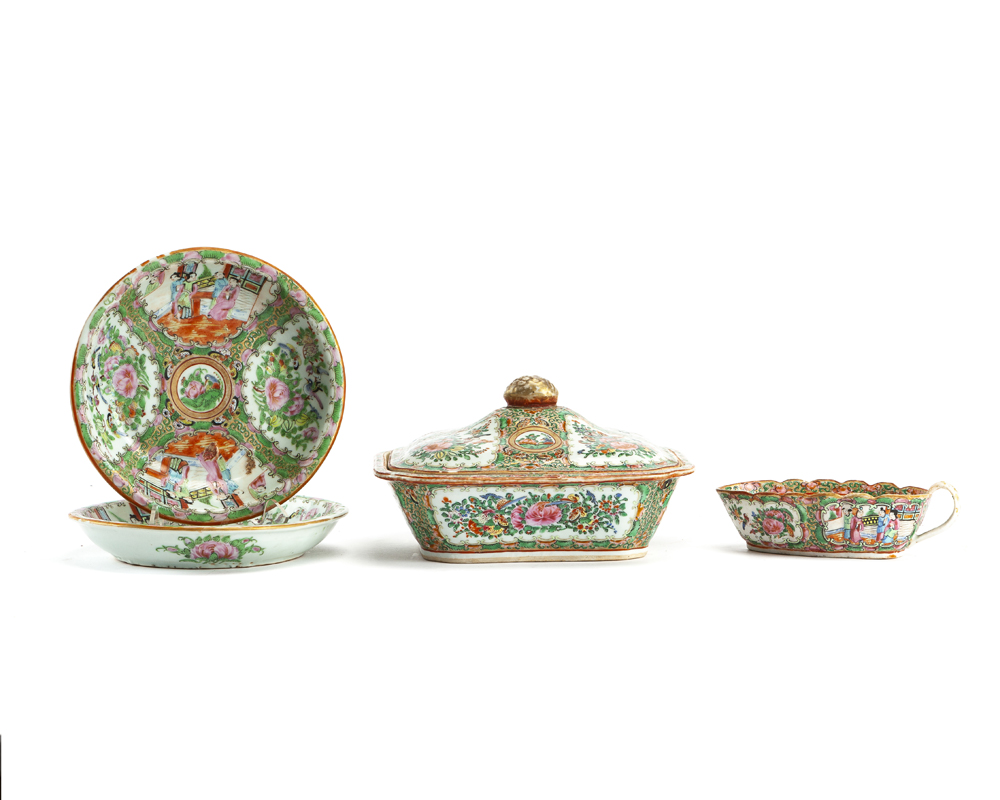 Four Chinese porcelain Rose Medallion objects