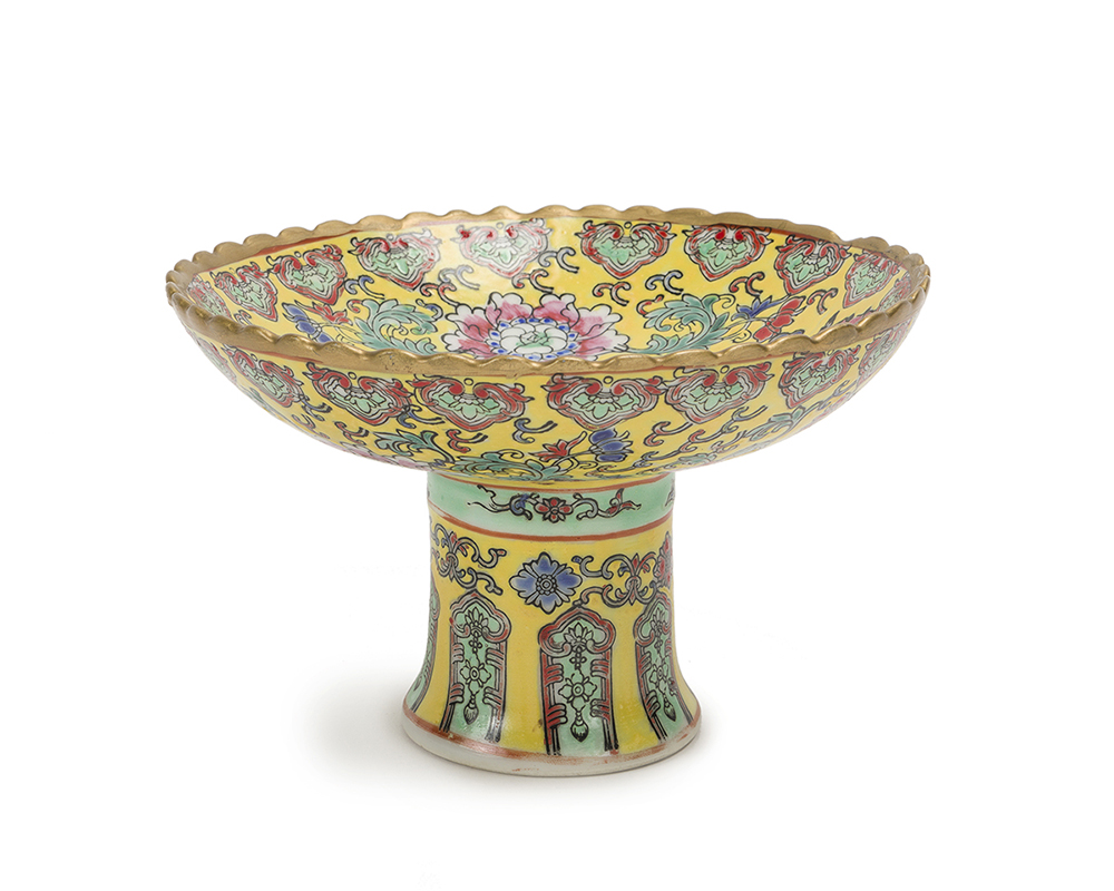 A Chinese porcelain pedestal dish