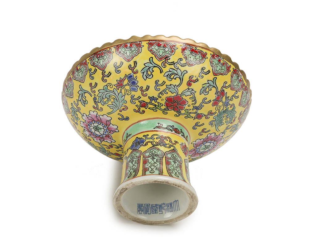 A Chinese porcelain pedestal dish - Image 3 of 4