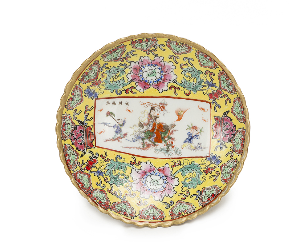 A Chinese porcelain pedestal dish - Image 2 of 4