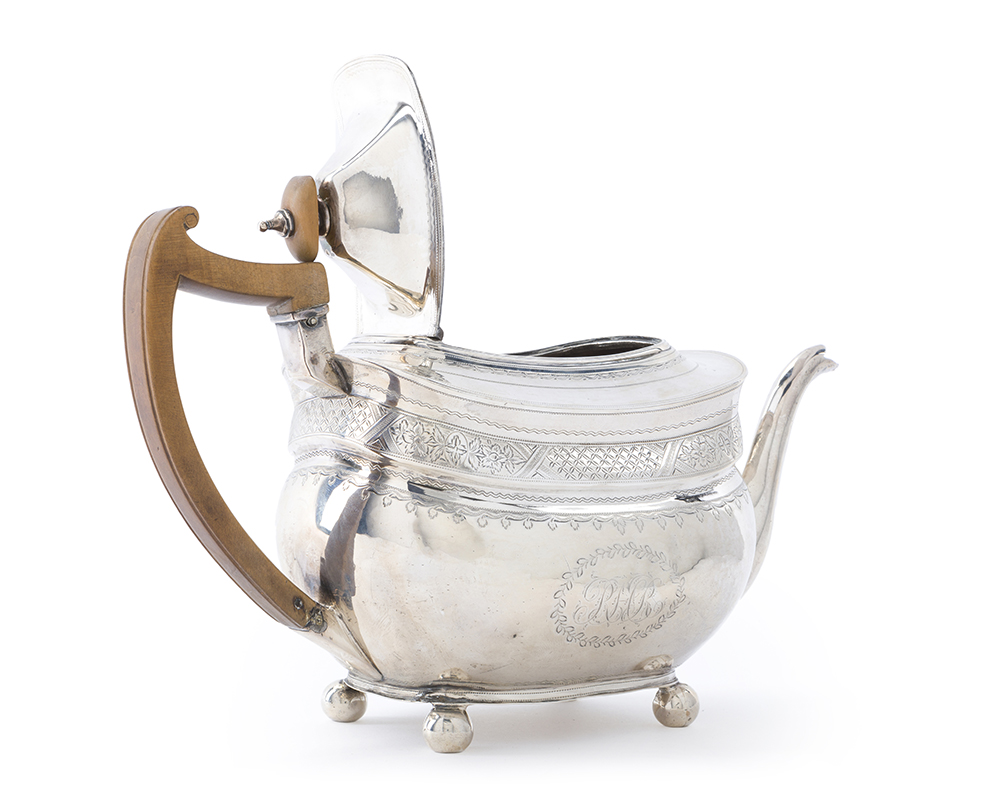 An English George III sterling silver teapot - Image 2 of 3