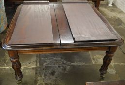 Victorian dining table with 2 leaves