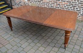 Victorian mahogany wind out dining table on reeded legs with 2 leaves (extends to 222cm by 118cm)