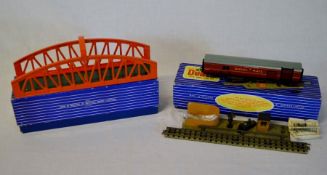 Hornby Dublo DI Girder Bridge & a T.P.O Mail Van Set