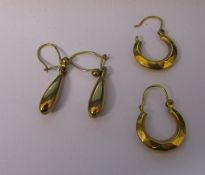 2 pairs of 9ct gold earrings weight 2.1 g