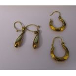 2 pairs of 9ct gold earrings weight 2.1 g