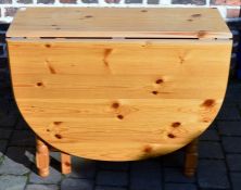 Pine gate leg table