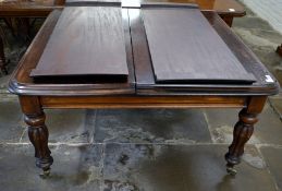 Victorian dining table with 2 leaves