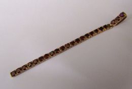 9ct gold garnet pendant length 6.5 cm weight 2.7 g