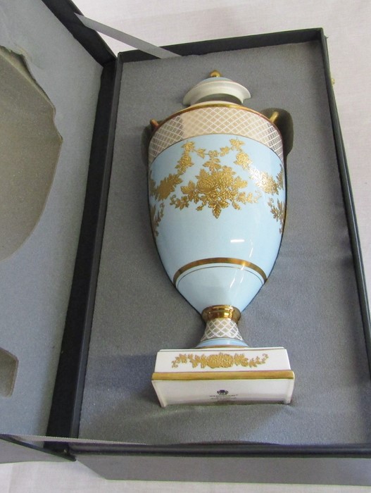 Large Wedgwood twin handle lidded vase 'Rudyard' no 16 (boxed) H 36 cm - Image 2 of 7