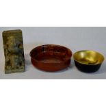 Indian stone group of a lion & tiger (repaired) & 2 lacquered bowls