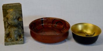 Indian stone group of a lion & tiger (repaired) & 2 lacquered bowls