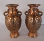 Pair of Chinese style polished bronze vases decorated with dragons (1 af) H 37.5 cm