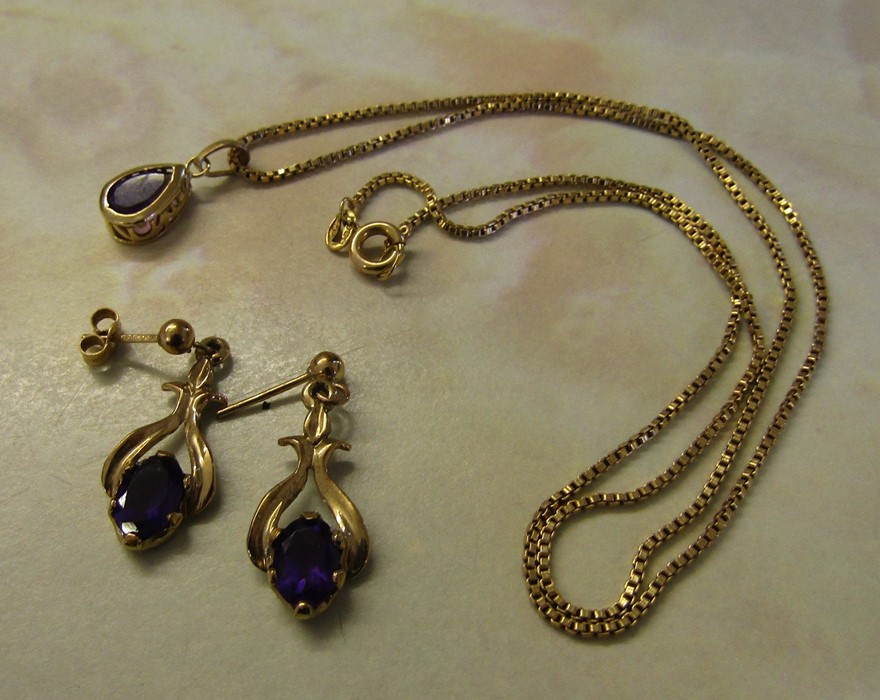 9ct gold amethyst pendant and chain & pair of 9ct gold amethyst earrings total weight 5.5 g