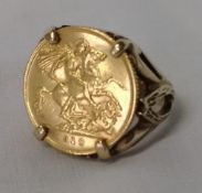 Edwardian gold half sovereign 1910 in 9ct gold ring mount total weight 9.1 g