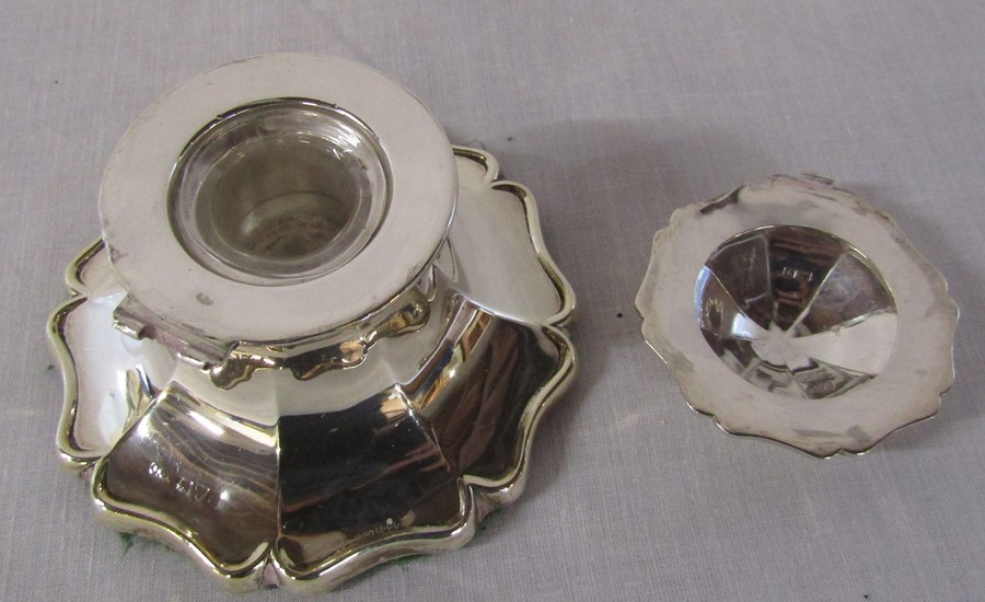 Silver capstan inkwell with liner (hinge broken) Chester 1919 - Image 2 of 2