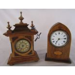 2 wooden mantel clocks H 27 cm and 22 cm