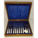Cased set of 6 silver and mother of pearl handled dessert knives and forks Sheffield 1935