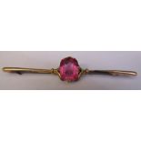 9ct gold bar brooch with central pink stone (glass) total weight 2.1 g L 6.5 cm