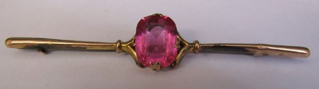 9ct gold bar brooch with central pink stone (glass) total weight 2.1 g L 6.5 cm