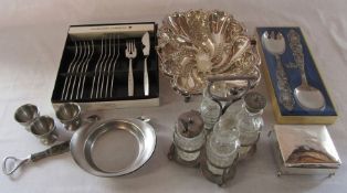 Assorted silver plate & a silver cigarette box (af)