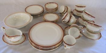 Quantity of Royal Grafton 'Majestic' part dinner service (2 pieces af)